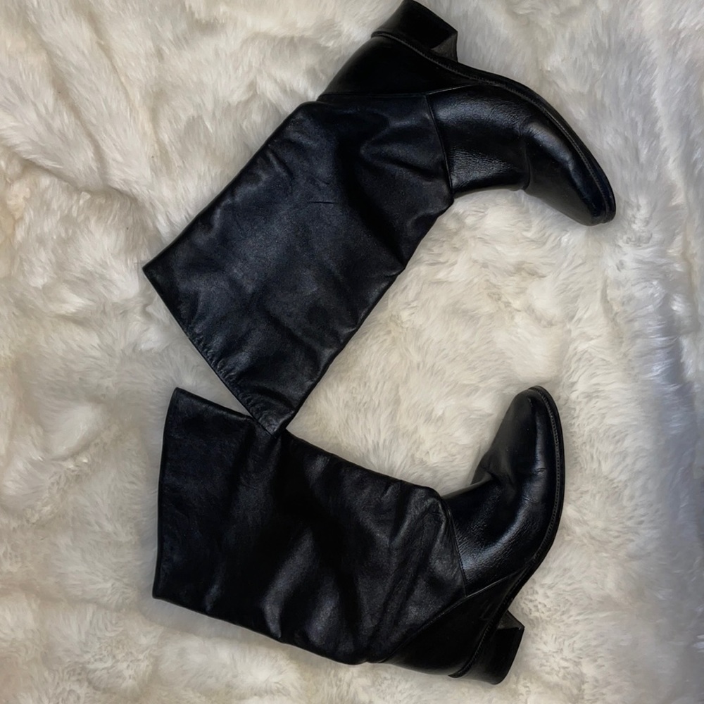 Size 7 boots - above ankle, below knee. Black.
